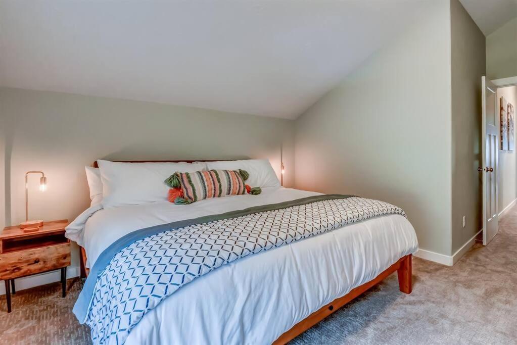 New Tri-Level Home With Ocean View And 3 En-Suite Bedrooms! Depoe Bay Esterno foto