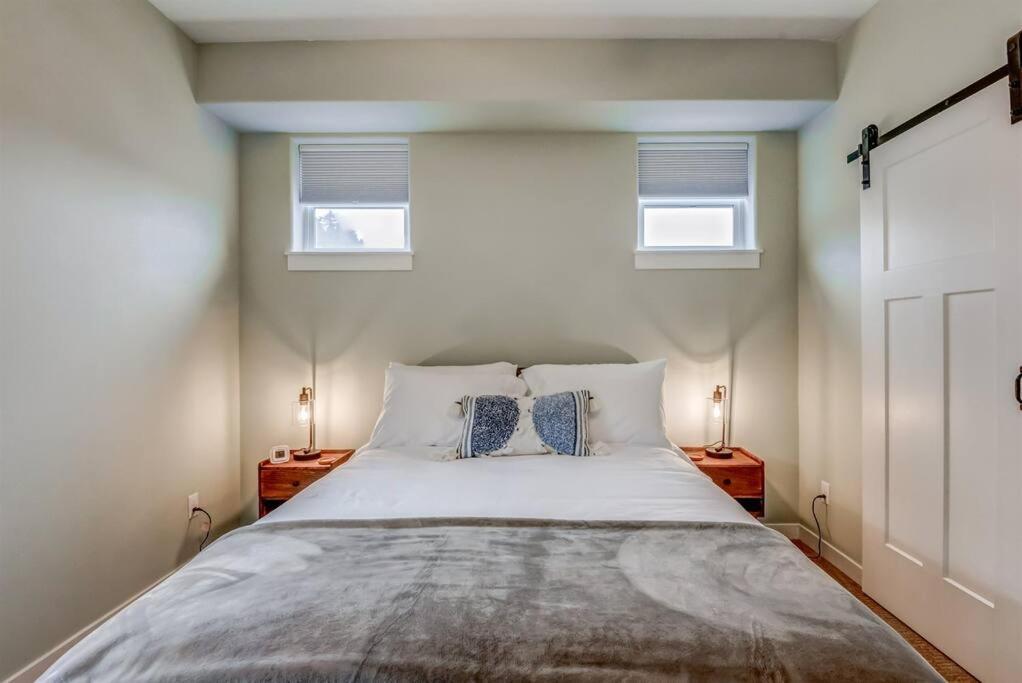 New Tri-Level Home With Ocean View And 3 En-Suite Bedrooms! Depoe Bay Esterno foto