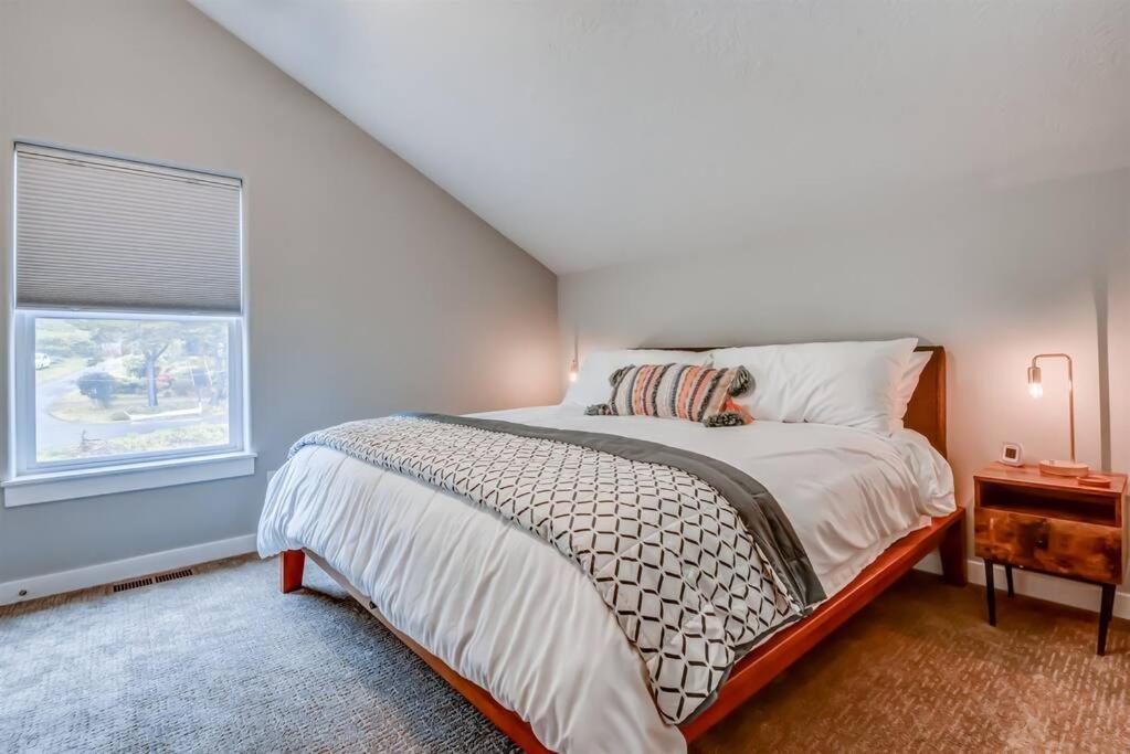 New Tri-Level Home With Ocean View And 3 En-Suite Bedrooms! Depoe Bay Esterno foto