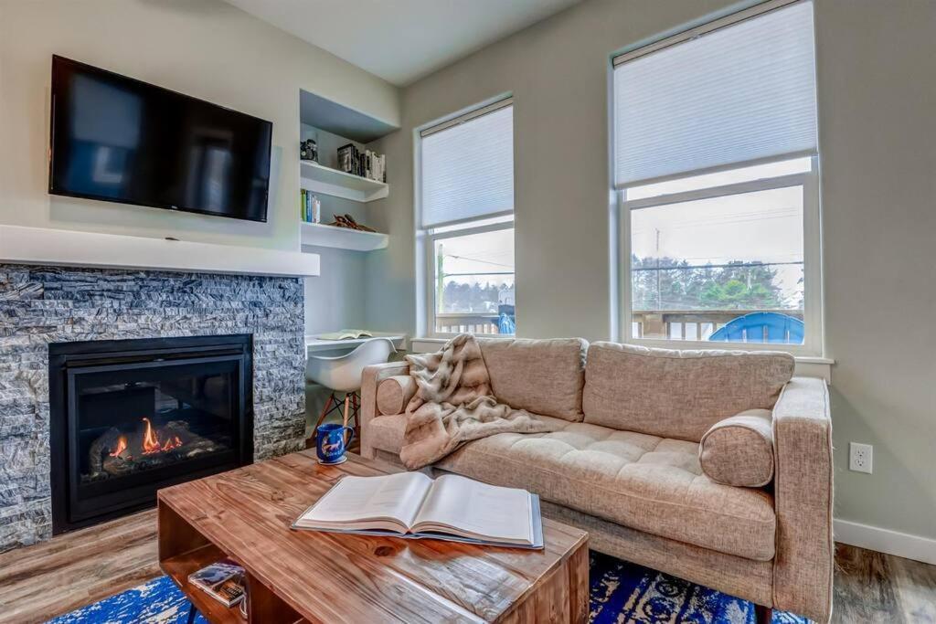 New Tri-Level Home With Ocean View And 3 En-Suite Bedrooms! Depoe Bay Esterno foto