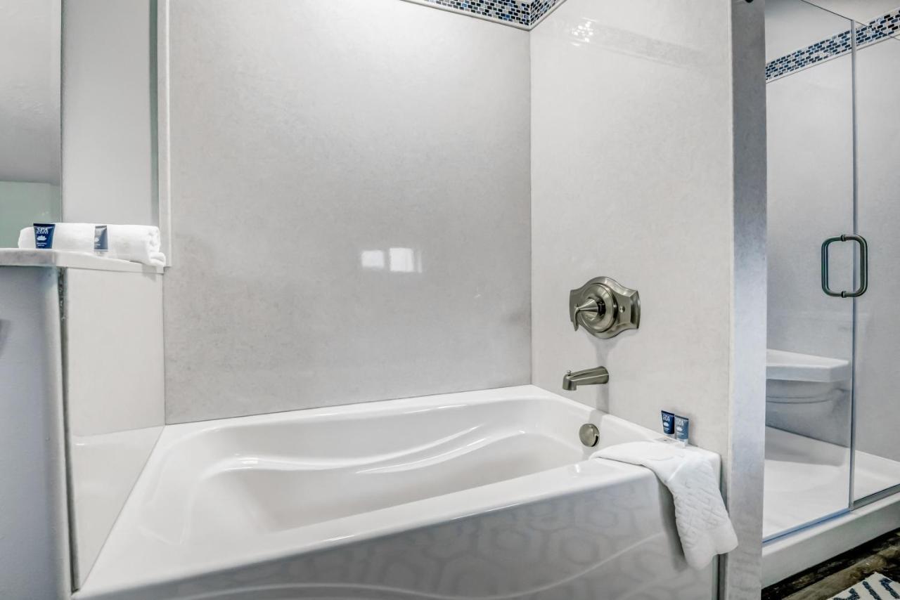 New Tri-Level Home With Ocean View And 3 En-Suite Bedrooms! Depoe Bay Esterno foto