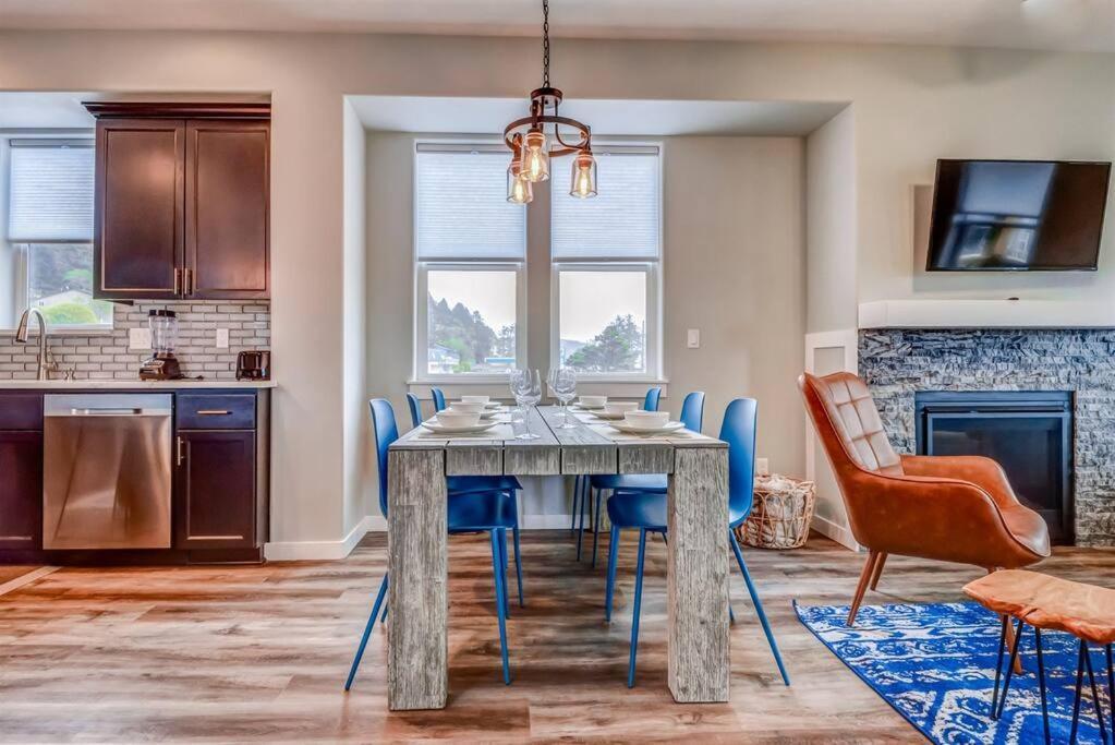New Tri-Level Home With Ocean View And 3 En-Suite Bedrooms! Depoe Bay Esterno foto