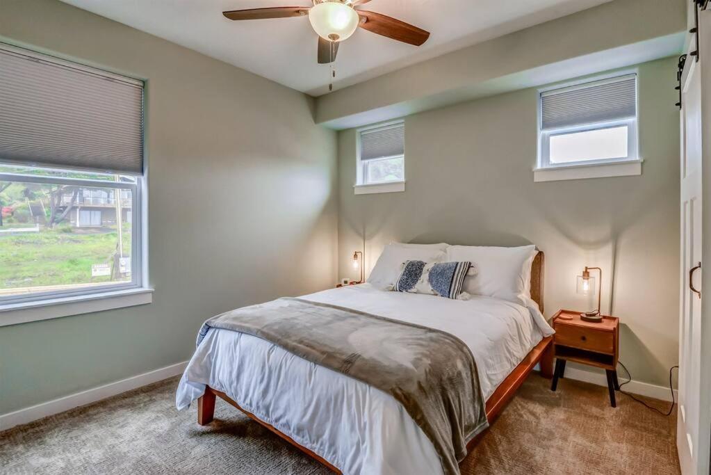 New Tri-Level Home With Ocean View And 3 En-Suite Bedrooms! Depoe Bay Esterno foto