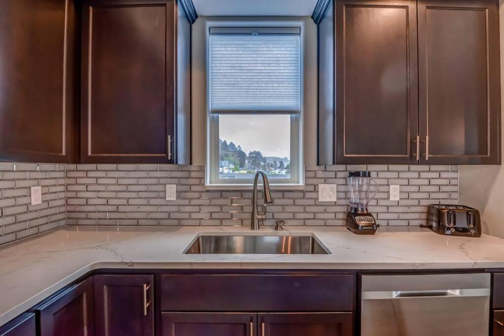 New Tri-Level Home With Ocean View And 3 En-Suite Bedrooms! Depoe Bay Esterno foto