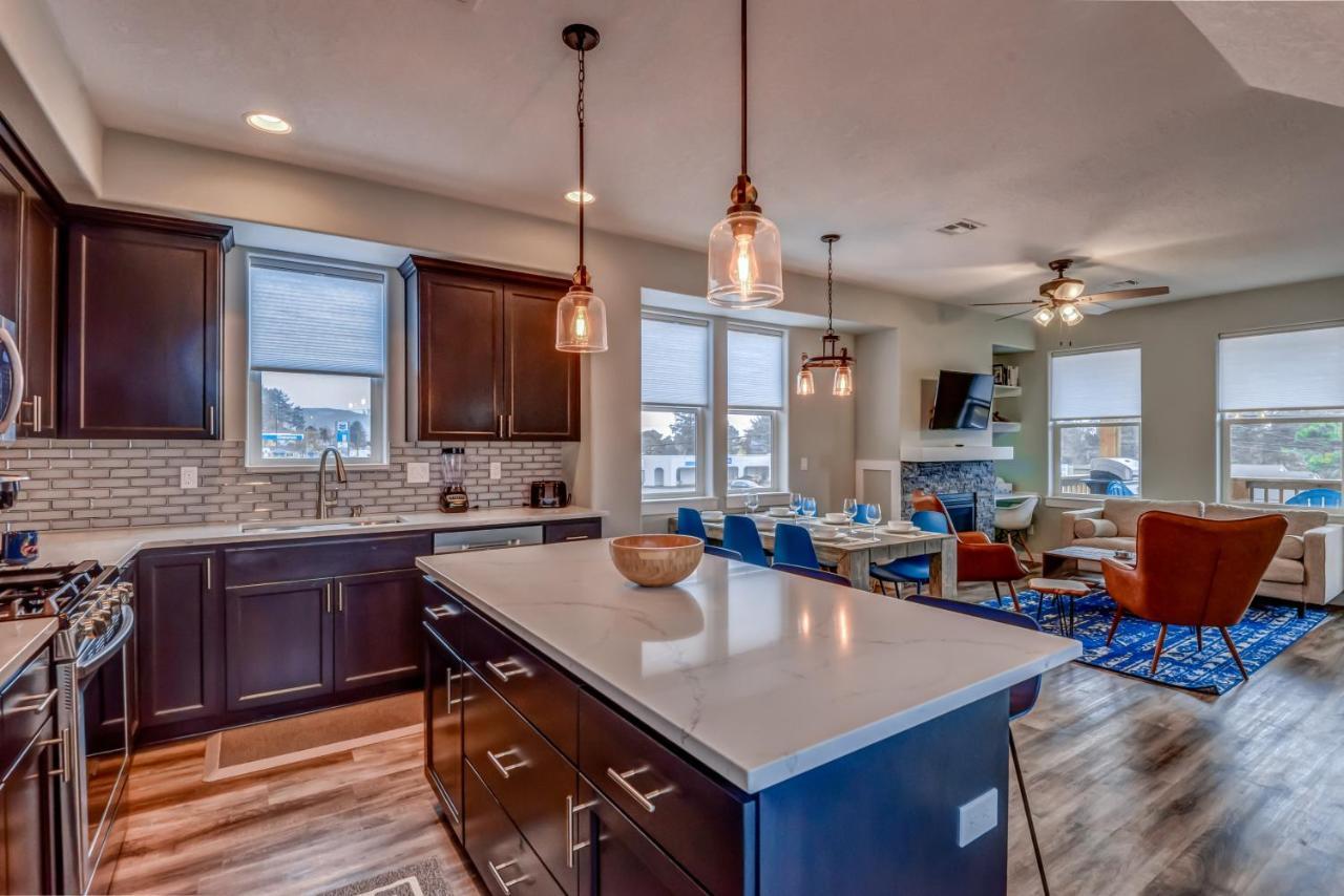 New Tri-Level Home With Ocean View And 3 En-Suite Bedrooms! Depoe Bay Esterno foto